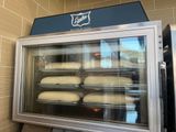 une vitrine remplie de pâtisseries dans une boulangerie