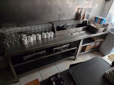 de nombreuses tasses et verres posés sur le plan de travail de la cuisine