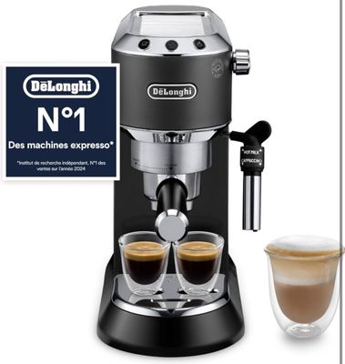 Machine à café Delonghi avec deux groupes d'extraction et une tasse de café
