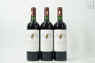 trois bouteilles de vin posées sur une table blanche