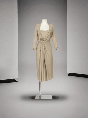 une image d'une robe sur un mannequin