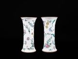 paire de vases chinois ornés de motifs floraux sur fond noir