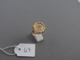 une bague en or sur laquelle est gravée la photo d'une personne