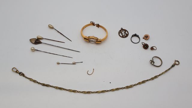 Lot de bijoux fantaisies dont montre de dame métal doré 1930