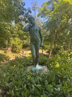 une statue au milieu d'un champ verdoyant