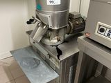 une machine posée sur le comptoir d'une cuisine