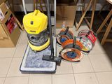 un aspirateur posé sur le sol à côté d'autres objets