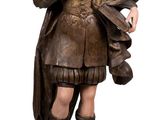 statue d'un homme vêtu d'une tenue marron et tenant un éventail