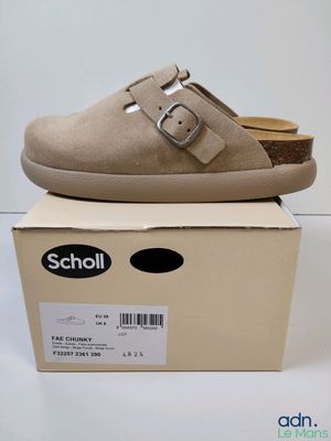 le dos d'une boîte sur laquelle est posée une paire de chaussures