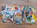 de nombreux livres pour enfants posés sur un plancher en bois