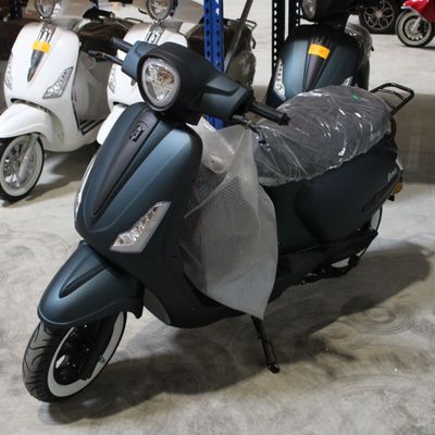 un scooter garé dans un garage