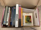 de nombreux livres dans une boîte posée par terre