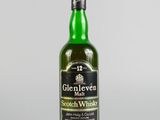 une bouteille de whisky écossais Glenievenn sur fond blanc