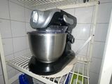 un mixeur posé sur une étagère dans une cuisine, à côté d'un évier
