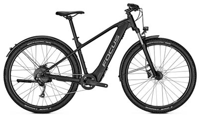 un gros plan d'un vélo sur fond blanc