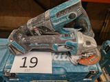 deux outils électriques posés sur une boîte bleue