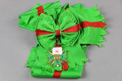 un ruban vert orné d'un ruban rouge et d'une étoile