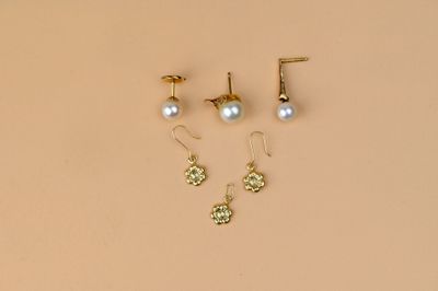 5 Boucles d'oreilles et un pendentif en or jaune 18K 750/100…