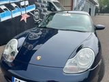 porsche 911 carros parked in front of a building with a large sign on the side of the building