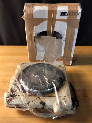 une photo d'une boîte contenant un poêle, posée sur une table