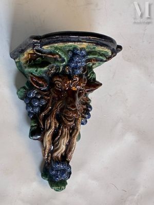 une applique murale ornée de grappes de raisin sur un fond blanc
