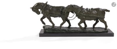statue représentant deux chevaux tirant une charrette sur laquelle se trouve un homme