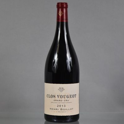 gros plan d'une bouteille de vin sur une table