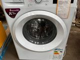 une machine à laver posée sur le sol