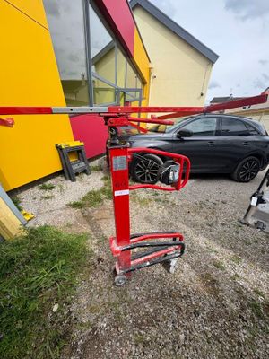une grue rouge posée par terre