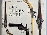 Des livres consacrés à l'armée française et à son armement sont exposés