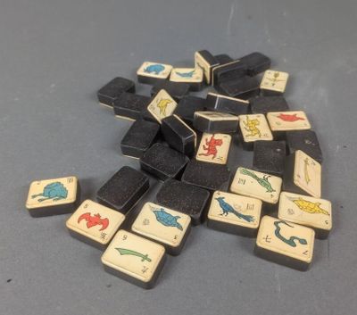 une pile de dominos posés sur une table