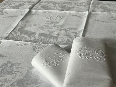 deux serviettes posées sur une table