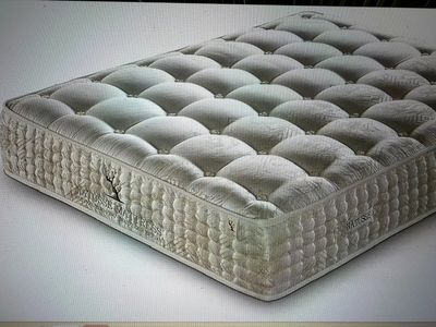 une photo d'un matelas posé sur une table
