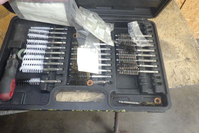 une trousse à outils rangée dans un coffret