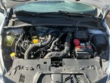 le moteur d'une voiture, capot ouvert et capot fermé