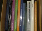 une boîte pleine de livres posée sur une table