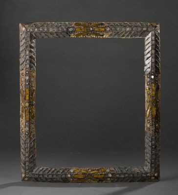 un miroir richement sculpté, doté d'un cadre en or et en argent
