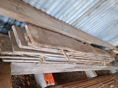 plusieurs pièces de bois sont empilées les unes sur les autres