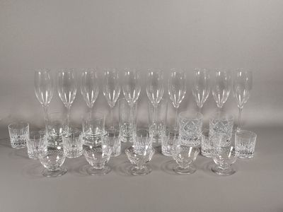 beaucoup de verres à vin vides sur la table