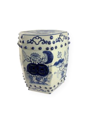 un vase bleu et blanc posé sur une surface blanche