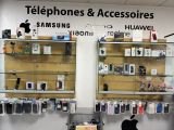 un présentoir de téléphones portables et d'accessoires proposés à la vente dans un magasin