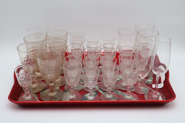 Partie de service en cristal taillé comprenant : 6 verres à eau, ...