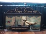 une photo d'un bateau exposée dans un magasin
