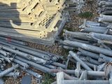 un tas de vis et de boulons par terre