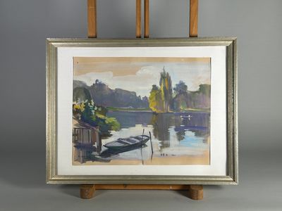 une peinture représentant un bateau sur l'eau, à côté d'un chevalet