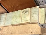 de nombreuses caisses de livres posées sur une table dans une pièce