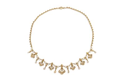 un collier en or et diamants sur fond blanc