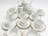 un grand nombre de tasses et de soucoupes sur une table