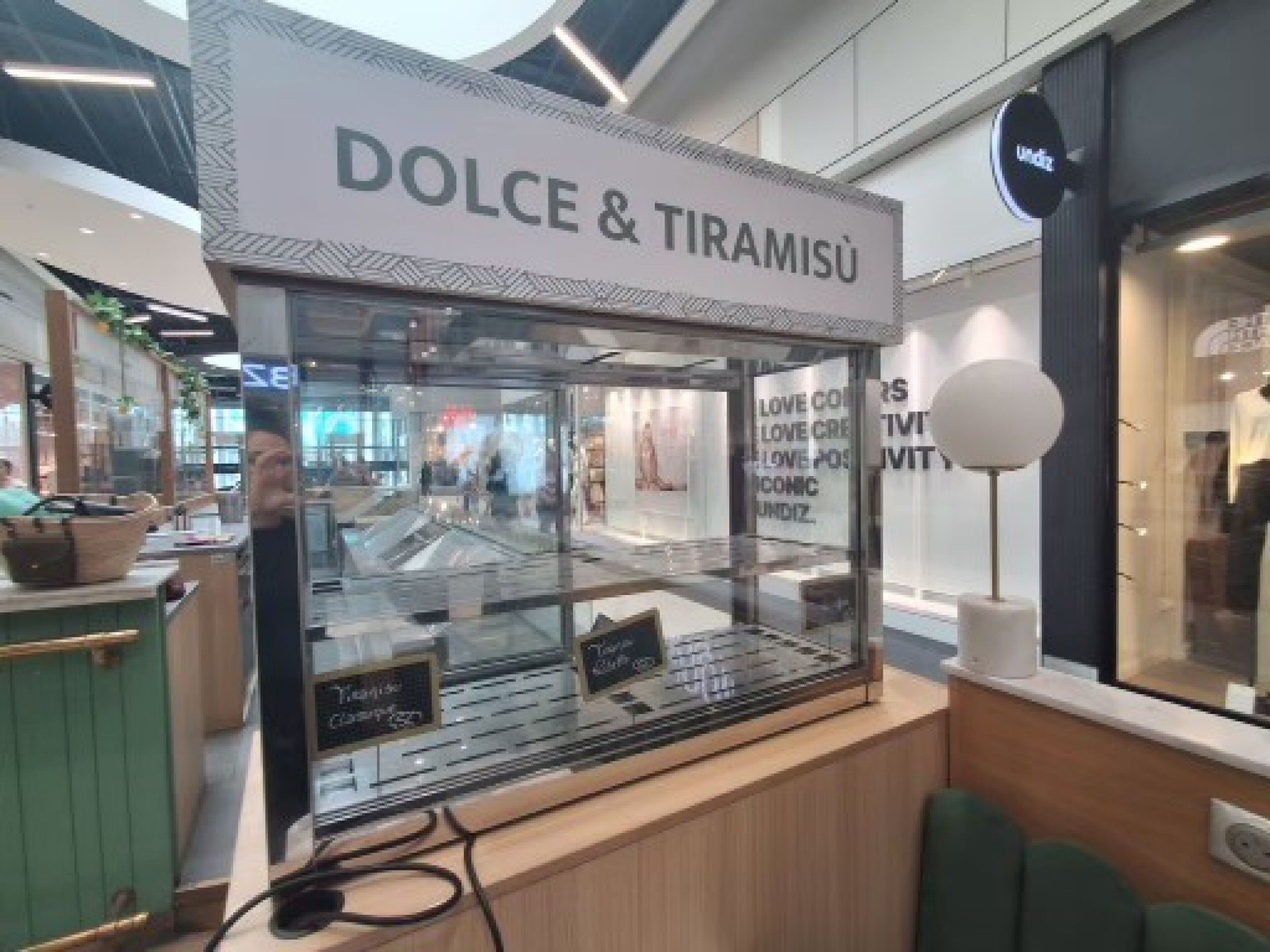 Vitrine à dessert à froid positif DIAMOND logoté "DOLCE & TI…