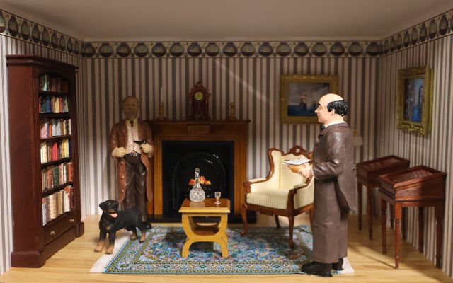 Diorama. Composition miniature, dans une vitrine en bois, vitre e...